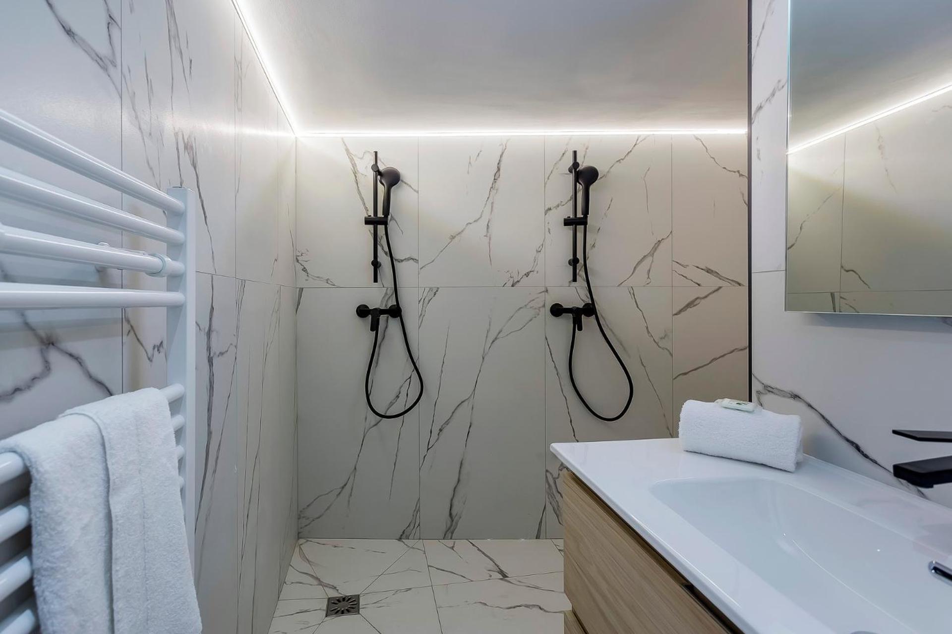 Suite Romantique Balneo Centre Лион Екстериор снимка
